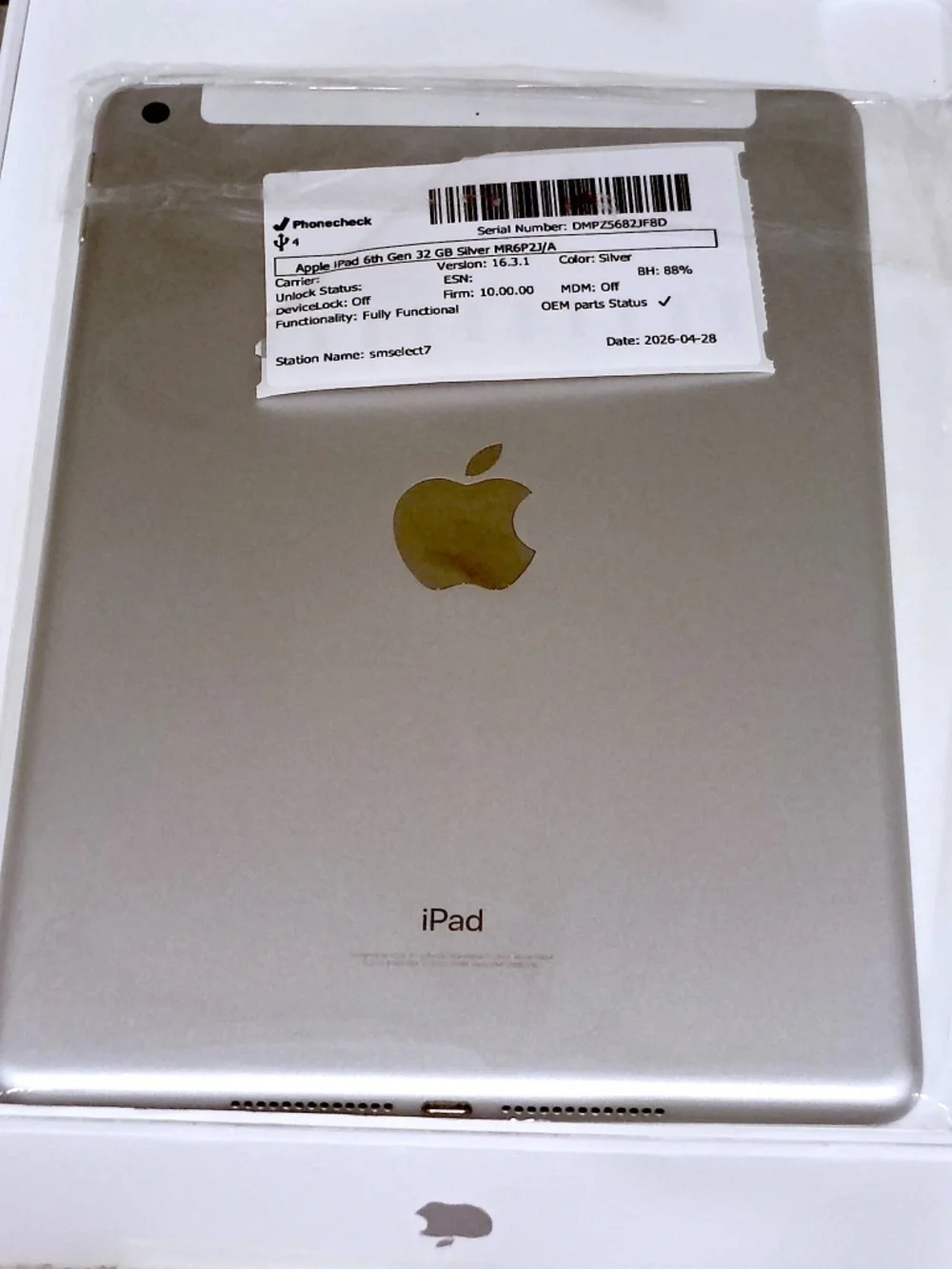 Apple iPad (6th Generation) A1954 32 GB, Wi-Fi + 4G, 9.7 in-Silver 88% Battery